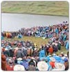 Miles de campesinos vigilan laguna en los andes peruanos