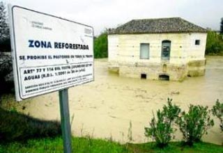 Una decena de embalses alivian agua ante la subida del nivel