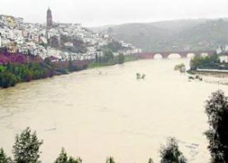 Una decena de embalses alivian agua ante la subida del nivel