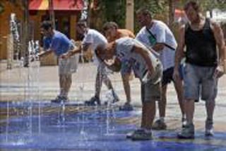 Una avería deja sin agua a 60.000 sevillanos en medio de temperaturas de casi 40 grados