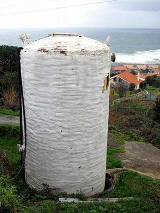 La falta de agua pública pone en peligro la atención sanitaria en Oia