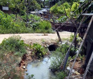 Agua cloacal inunda la zona de la Universidad Católica de Asunción