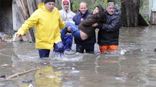 Hay 400 evacuados en el Conurbano y se mantiene el alerta por sudestada