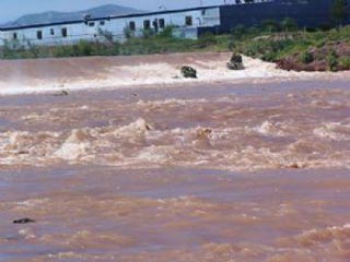 Corre agua desde ayer por el lecho seco del río Nazas en Torreón