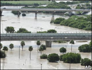 Lluvias provocan cierre de puentes fronterizos entre México y EE.UU.