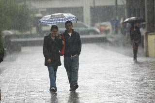 Diez horas de lluvia dejan 91 encharcamientos en la ciudad