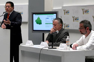 El secretario de Finanzas del gobierno local, Mario Carrillo; el director del Sistema de Aguas del DF, Ramón Aguirre, y el presidente del Info-DF, Óscar Guerra, durante la conferencia donde se detalló la nueva tabla tarifaria del servicio del líquido.