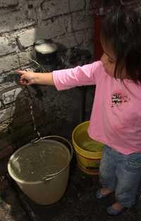 Usuaria de agua en la colonia popular La Malinche, delegación Gustavo A. Madero, donde se dispararon las tarifas del servicio.