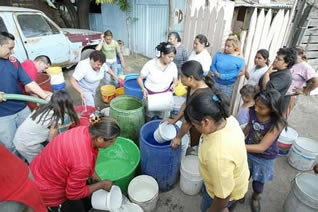 En la colonia Ampliación San Pedro Xalpa, Azcapotzalco, comenzó el reparto de agua con pipas