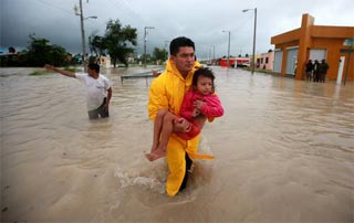 Karl deja bajo el agua a Tabasco, Quintana Roo y Campeche