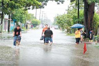 Pega ‘Karl’ a la costa; inundó a Frontera