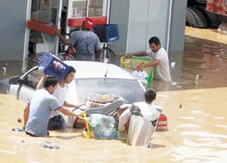 A su abuela y a él se los llevó el río