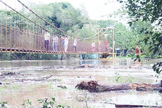 Matthew derriba puentes y desborda dos ríos en Tabasco