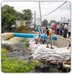 Retiran costales para reducir niveles de agua