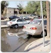 Aparece fuga de agua frente a alberca del IMSS