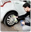 Lavan autos sin usar una gota de agua